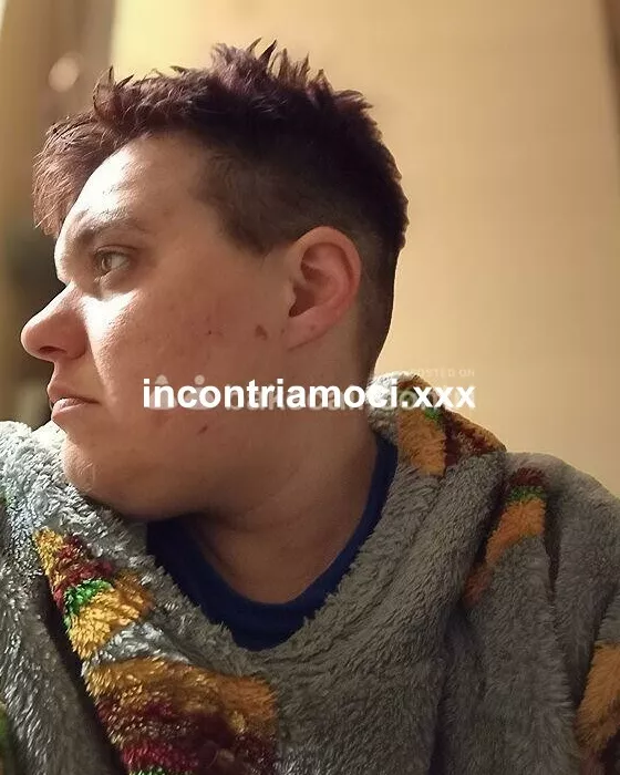 escort.it - Donna curvy pelosa dal piccolo davanzale acqua e sapone