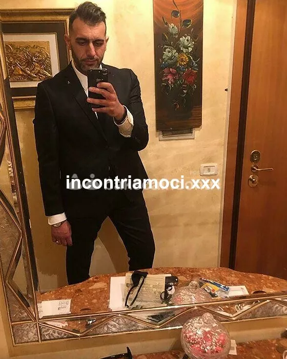 escort.it - Fregatura sonó roma e un trAveetito con perruca a rubato mia foto e un uomo con perruca