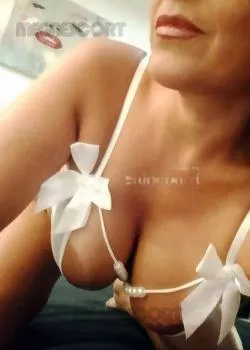 Donna a Cagliari - Foto 1 - massaggi a zona genneruxi